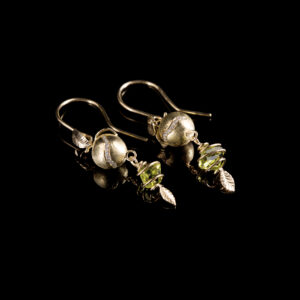 Goldene Apfel Ohrringe mit Brillanten und Peridot by Chris Rauch